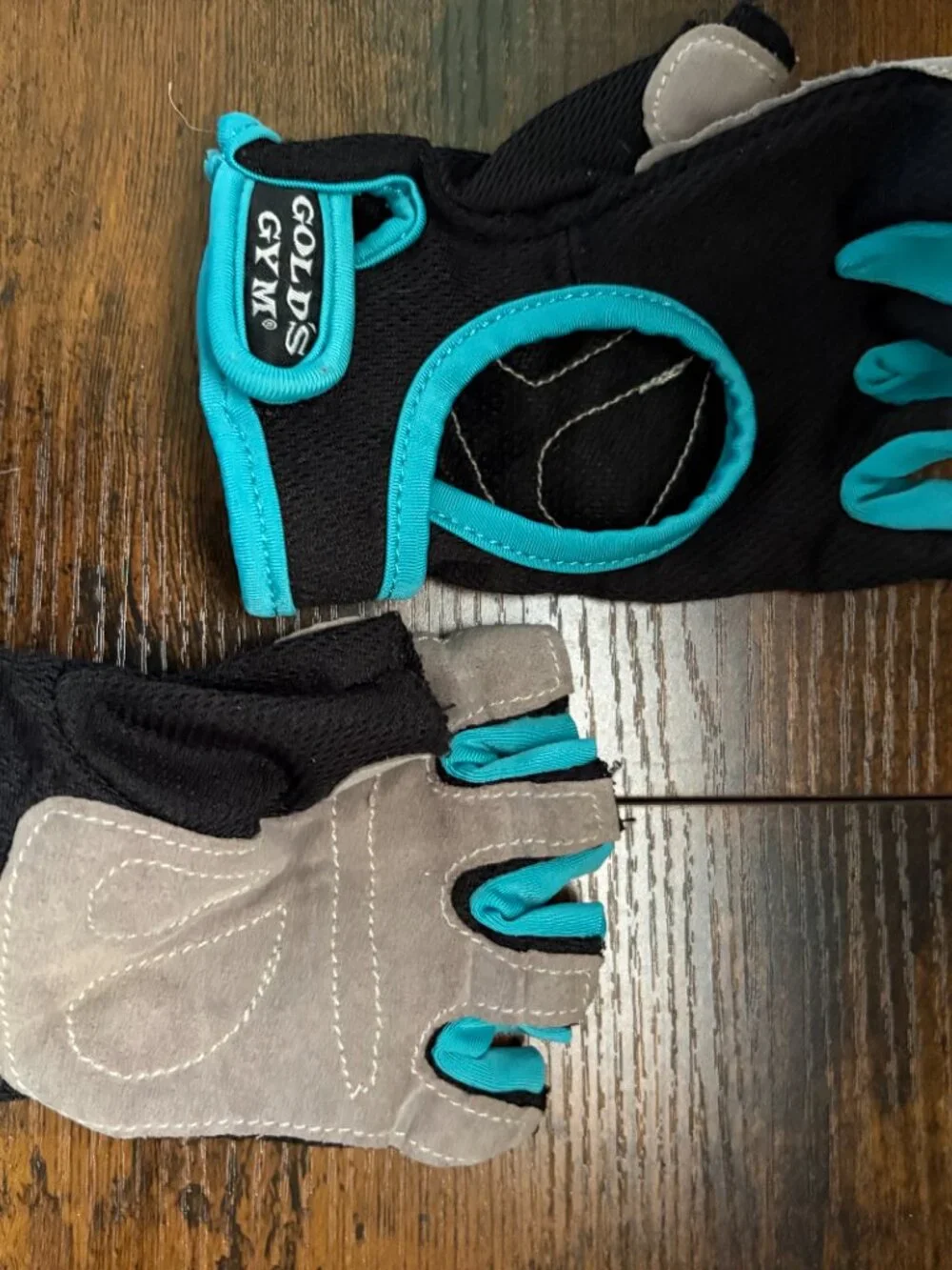 🛍️ Gold's Gym Black and Teal Fingerless Weightlifting Gloves
